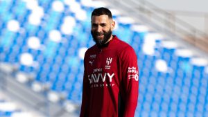 الظهور الأول.. بنزيما يقود هجوم الهلال أمام الأخدود