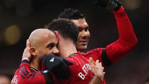 بالفيديو| كاريك يواصل الإبهار.. مانشستر يونايتد يسقط توتنهام ويعزز موقعه في المربع الذهبي