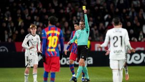 حكم مباراة برشلونة وألباسيتي يثير الجدل بلقطة عفوية