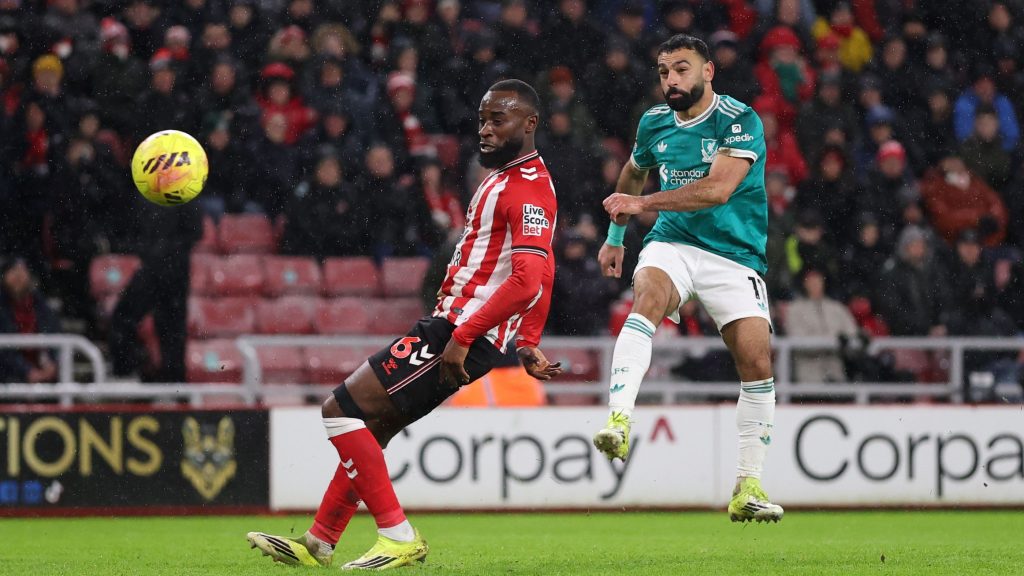 في مباريات أقل.. صلاح يزاحم جيرارد على عرش ليفربول